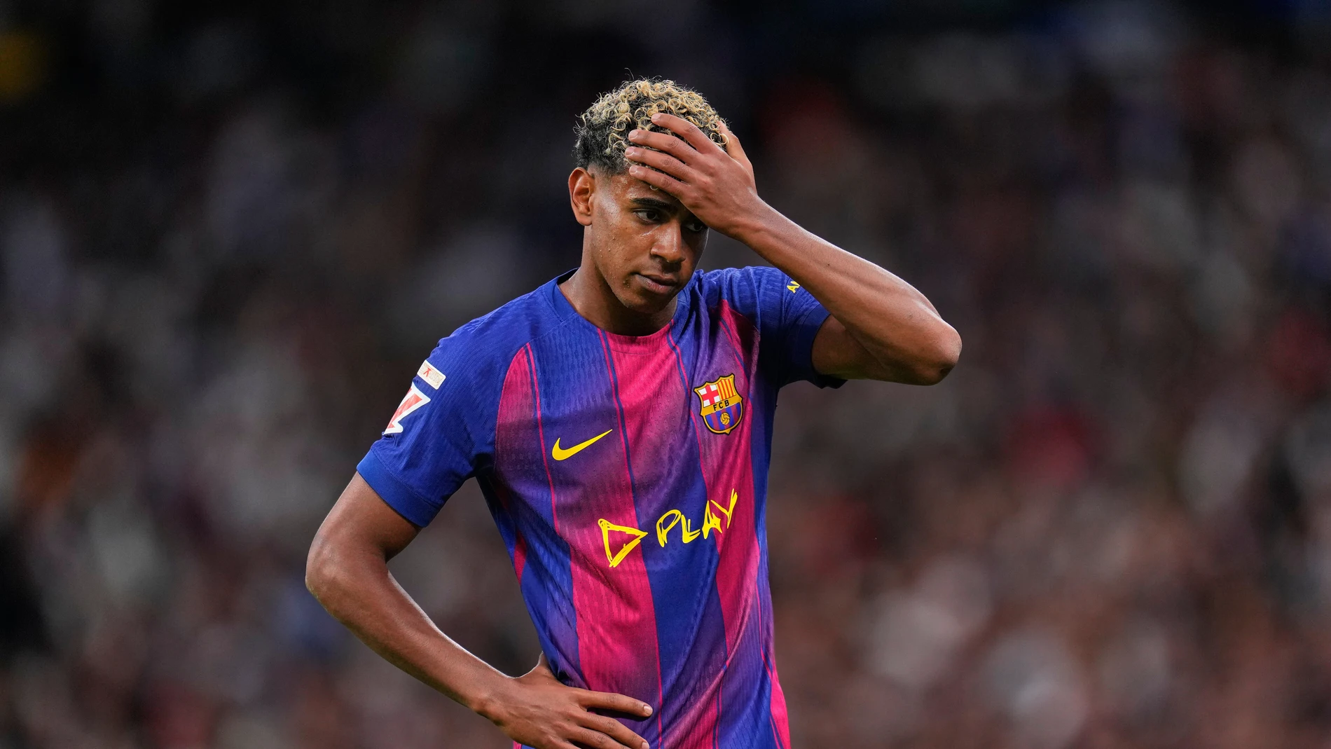 Barcelona's Lamine Yamal gestures during the Spanish La Liga soccer match between Real Madrid and Barcelona, in Madrid, Sunday, Oct. 26, 2025. (AP Photo/Manu Fernandez)