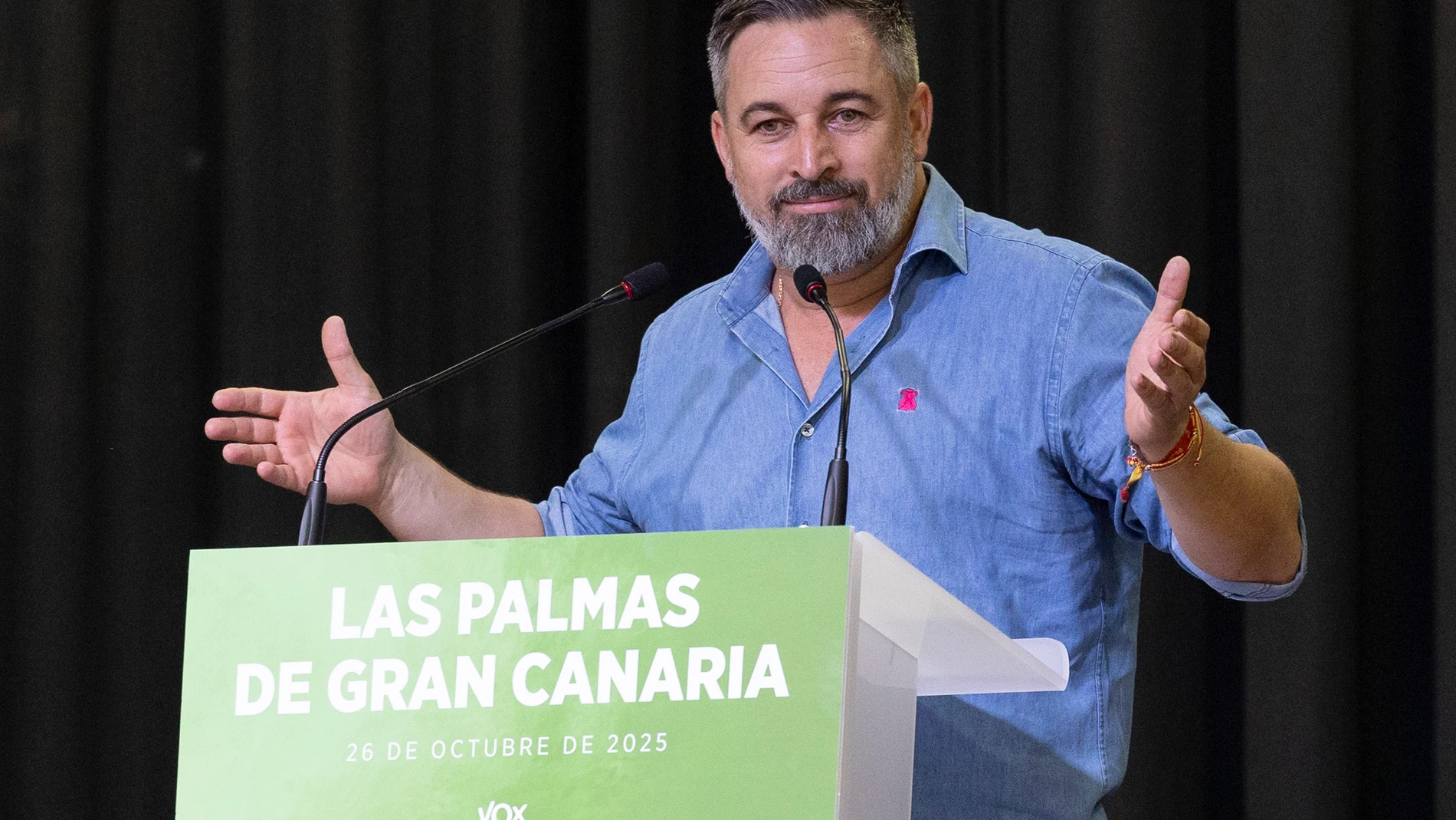 GRAFCAN5967. LAS PALMAS DE GRAN CANARIA (ESPAÑA), 26/10/2025.- El presidente de Vox, Santiago Abascal, ha protagonizado este domingo un acto político en el Círculo Mercantil de Las Palmas de Gran Canaria. EFE/Quique Curbelo