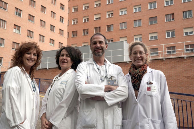 Rubén Cacho / ICAL . (I a D) Belén Martín Gil y Mercedes Fernández Castro, enfermeras de la Unidad de Apoyo a la Investigación del Hospital Clínico Universitario de Valladolid, Noel Rivas González, jefe de la Unidad de Enfermería en Formación del H.C.U.V. y coordinador de Formación del Área de Enfermería, y María López Valdecillo, profesora titular de la Facultad de Enfermería de la Universidad de Valladolid y vicedecana de Extensión Universitaria y Ejecución de Programas de esa facultad.