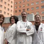 Rubén Cacho / ICAL . (I a D) Belén Martín Gil y Mercedes Fernández Castro, enfermeras de la Unidad de Apoyo a la Investigación del Hospital Clínico Universitario de Valladolid, Noel Rivas González, jefe de la Unidad de Enfermería en Formación del H.C.U.V. y coordinador de Formación del Área de Enfermería, y María López Valdecillo, profesora titular de la Facultad de Enfermería de la Universidad de Valladolid y vicedecana de Extensión Universitaria y Ejecución de Programas de esa facultad.