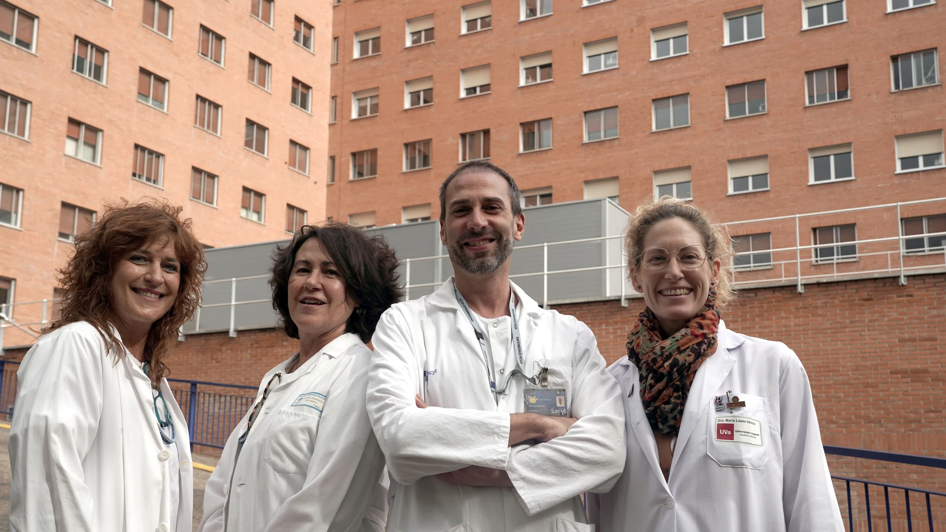 Rubén Cacho / ICAL . (I a D) Belén Martín Gil y Mercedes Fernández Castro, enfermeras de la Unidad de Apoyo a la Investigación del Hospital Clínico Universitario de Valladolid, Noel Rivas González, jefe de la Unidad de Enfermería en Formación del H.C.U.V. y coordinador de Formación del Área de Enfermería, y María López Valdecillo, profesora titular de la Facultad de Enfermería de la Universidad de Valladolid y vicedecana de Extensión Universitaria y Ejecución de Programas de esa facultad.