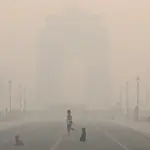 New Delhi (India), 03/11/2022.- A woman jogs as the city is engulfed in heavy smog at Rajpath, in New Delhi, India,