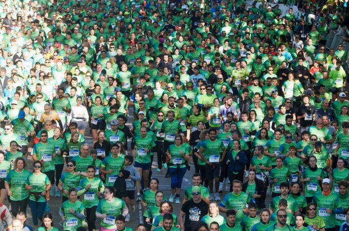 Valladolid se vuelve a teñir de verde en la marcha contra el cáncer más multitudinaria de España