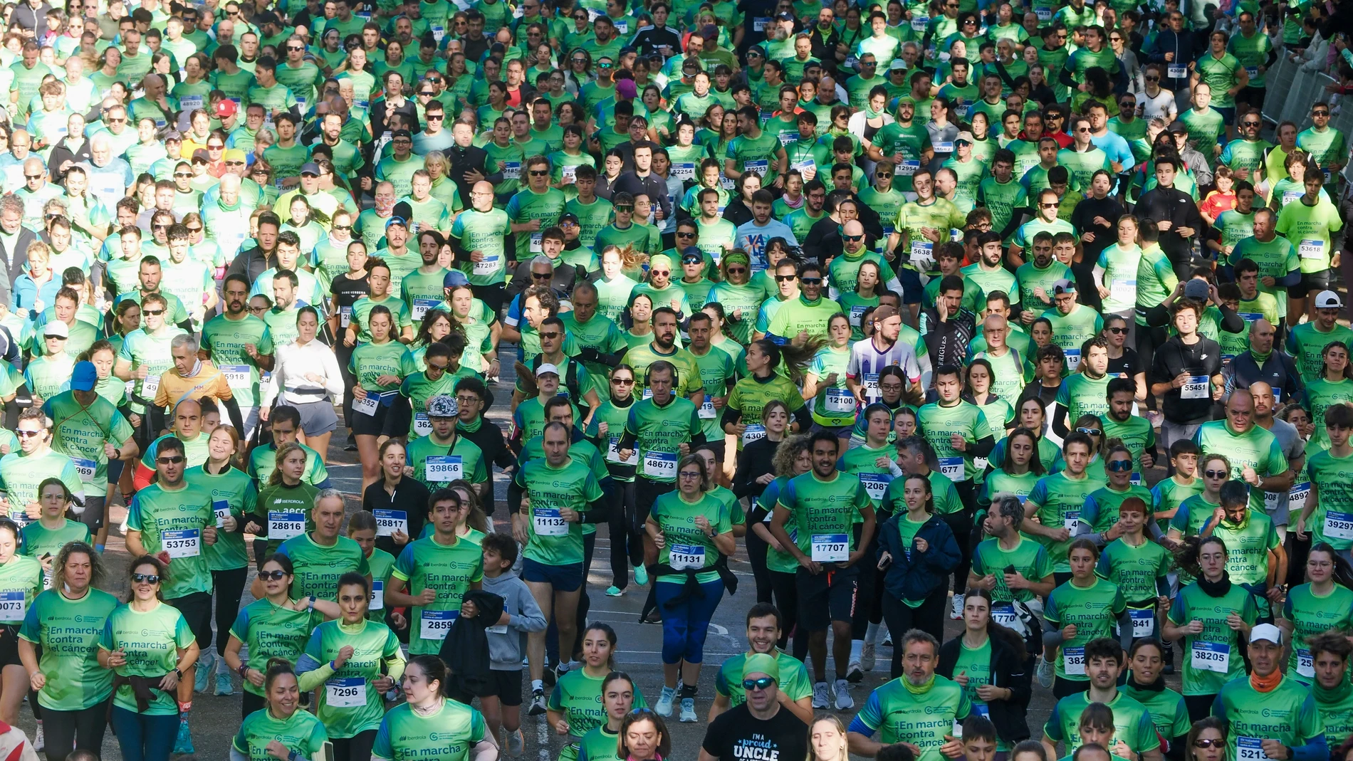 VALLADOLID (ESPAÑA), 26/10/2025.-Valladolid se vuelve a teñir de verde en la marcha contra el cáncer más multitudinaria de España, en la que hay cerca de 50.000 personas inscritas. EFE/R. García