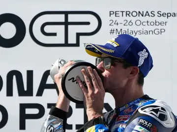 Álex Márquez, en el podio del circuito de Sepang Spain's rider Alex Marquez of the BK8 Gresini Racing MotoGP celebrates on the podium after winning the MotoGP race of the Grand Prix of Malaysia at the Sepang International Circuit in Sepang, Malaysia, Sunday, Oct. 26, 2025. (AP Photo/Aaron Favila)