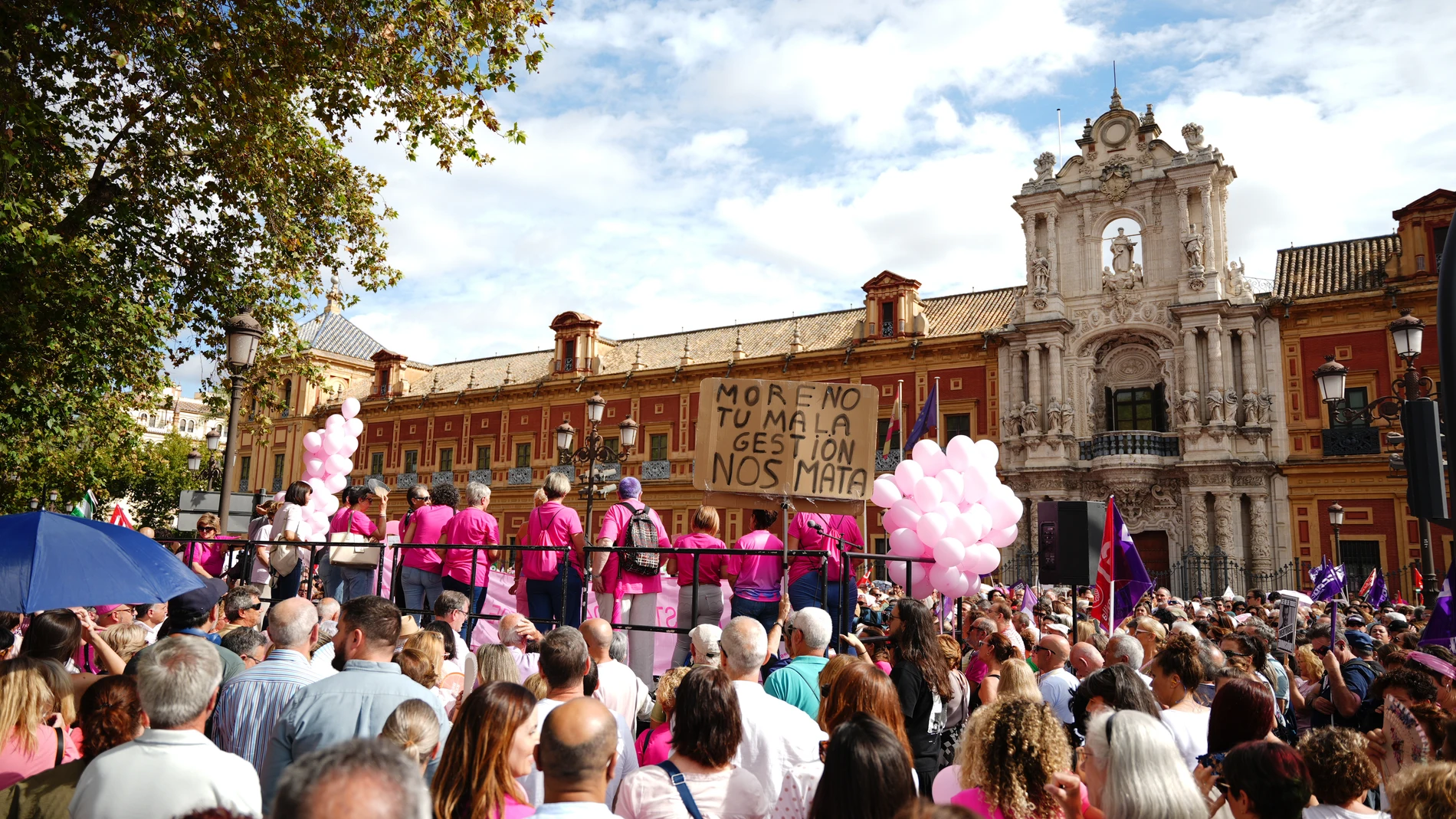 Imágenes de la concentración convocada por la asociación (Amama). A 26 de octubre de 2025 en Sevilla, Andalucía (España). La Asociación de Mujeres con Cáncer de Mama (Amama) convoca una concentración ante el Palacio de San Telmo para reclamar soluciones ante los fallos detectados en el programa andaluz de cribado del cáncer de mama y exigir una atención sanitaria más eficaz y transparente.26 OCTUBRE 2025Francisco J. Olmo / Europa Press26/10/2025