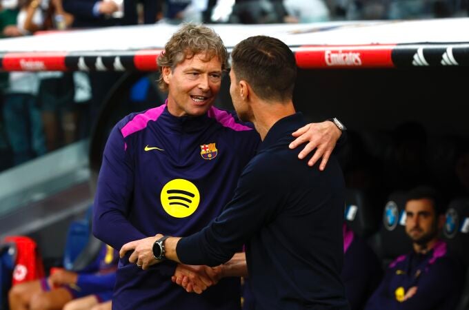 Xabi Alonso saluda al ayudante de Hansi Flick