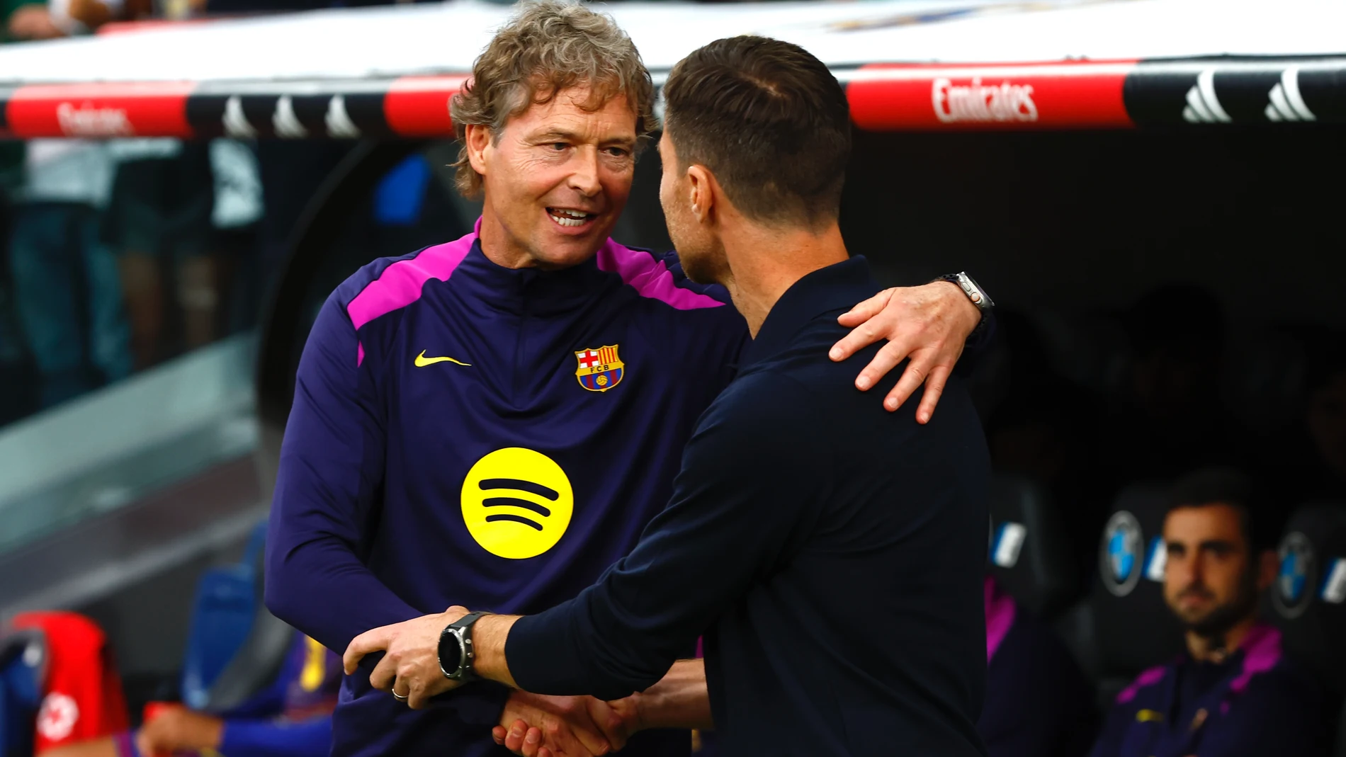 Xabi Alonso saluda al ayudante de Hansi Flick