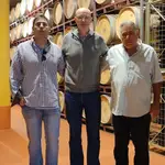 Gonzalo Balbás, Emmanuel Ivars y Víctor Balbás, en la sala de barricas de Viña Solorca
