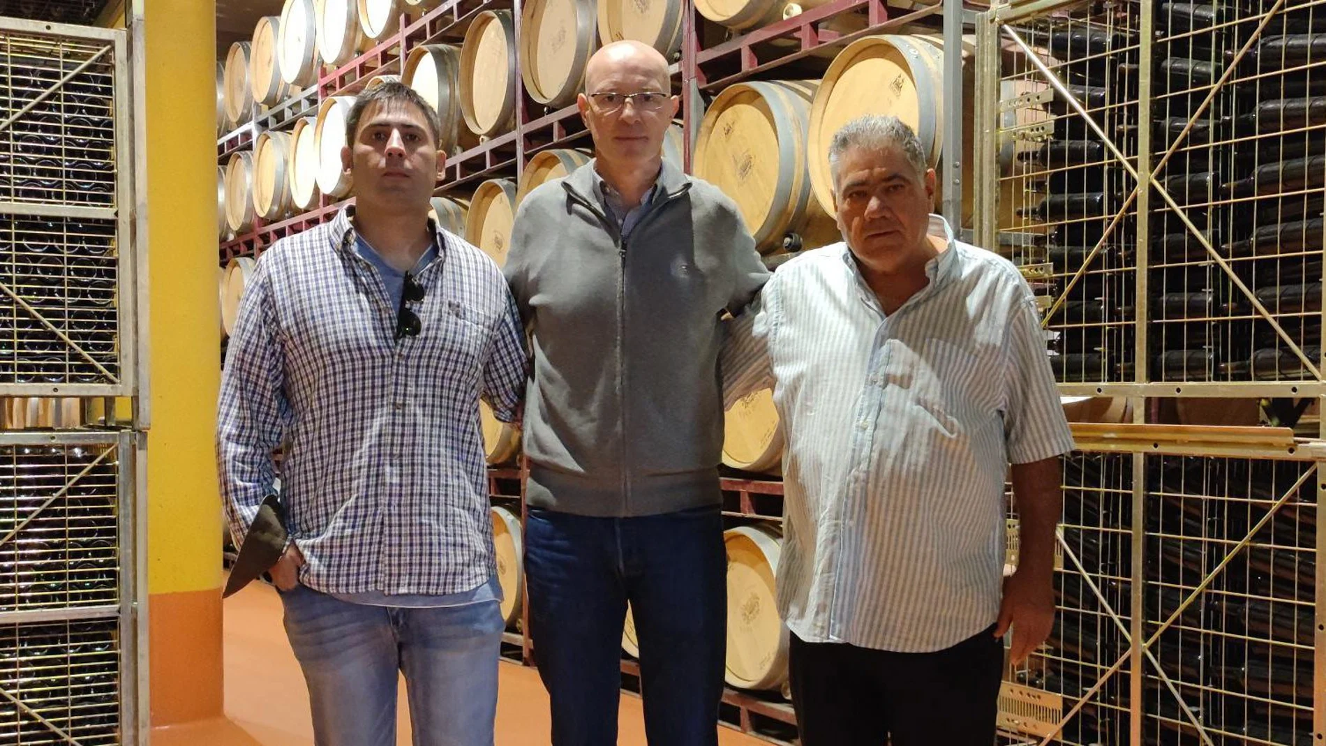 Gonzalo Balbás, Emmanuel Ivars y Víctor Balbás, en la sala de barricas de Viña Solorca