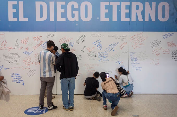 Una exposición auspiciada por el chavismo presenta en Caracas la vida y legado de Maradona