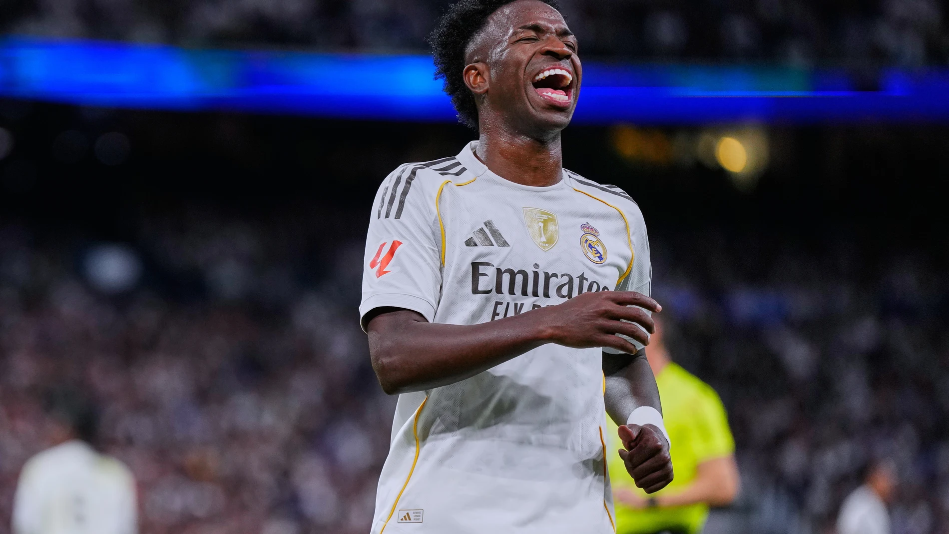 Real Madrid's Vinicius Junior gestures during the Spanish La Liga soccer match between Real Madrid and Barcelona, in Madrid, Sunday, Oct. 26, 2025. (AP Photo/Manu Fernandez)