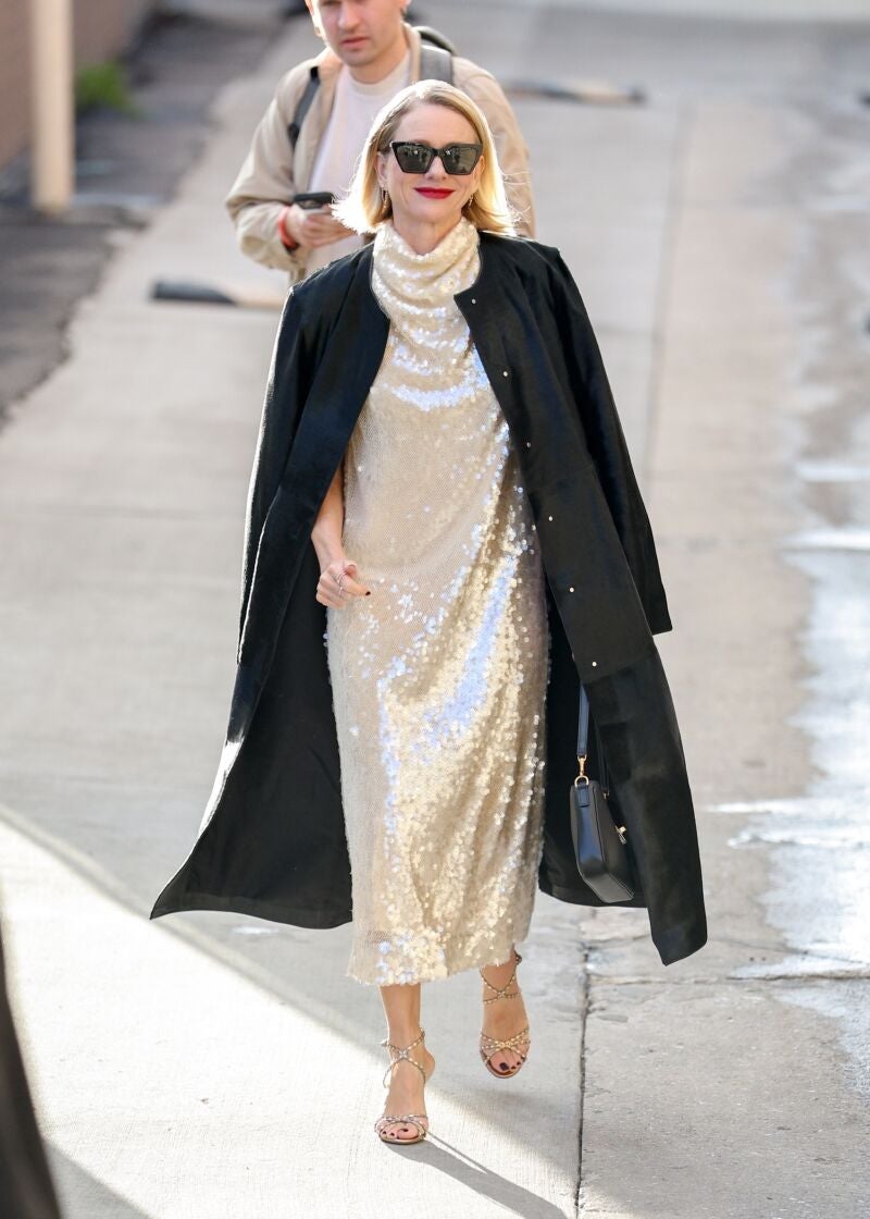 Look de lentejuelas.