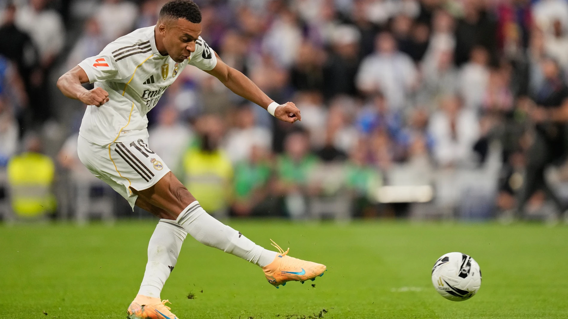 Real Madrid's Kylian Mbappe scores during a La Liga soccer match between Real Madrid and Barcelona in Madrid, Spain, Sunday, Oct. 26, 2025. (AP Photo/Bernat Armangue)