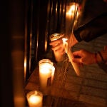 Paiporta forma una cadena humana en la Rambla del Poyo para homenajear a las víctimas de la dana