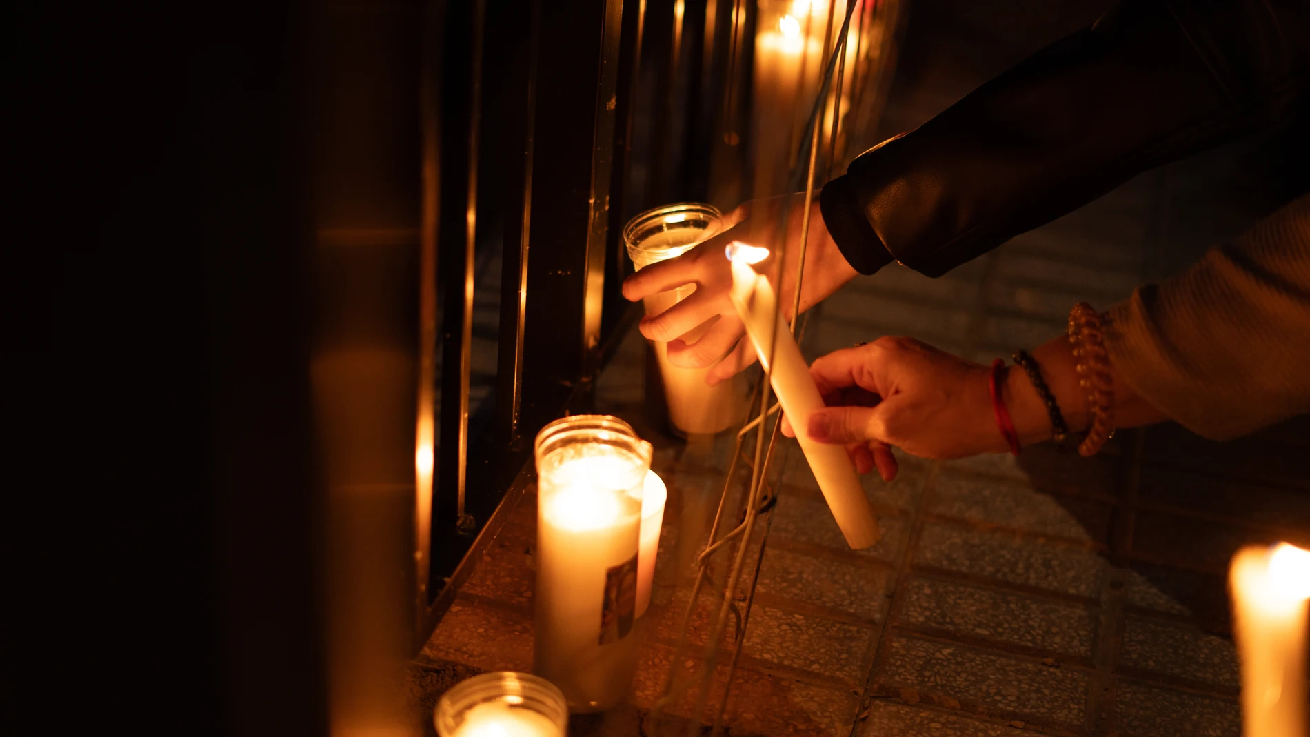 Velas para homenajear a las víctimas de la dana, en la Rambla del Poyo, a 26 de octubre de 2025, en Paiporta, Valencia, Comunidad Valenciana (España). La Plataforma del Voluntariat de la Comunitat Valenciana, junto a entidades locales como Riada de Recursos Solidarios, organizan un homenaje que consiste en una cadena humana a ambos lados de la Rambla del Poyo para recordar a las víctimas de la dana. 26 OCTUBRE 2025;PAIPORTA;DANA;POYO;VÍCTIMAS;VALENCIA Jorge Gil / Europa Press 26/10/2025