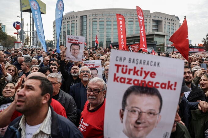 Turkey's main opposition rallies against the detention of Istanbul Mayor Imamoglu