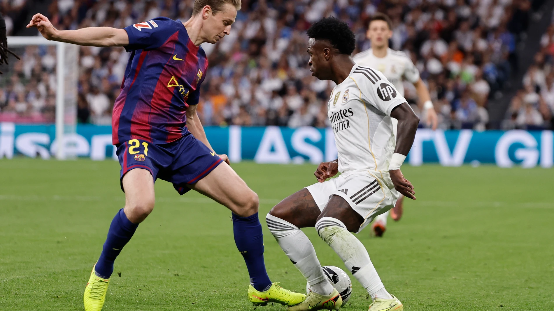 MADRID, 26/10/2025.- El delantero del Real Madrid Vinicius Jr, y el centrocampista del Barcelona Frenkie de Jong, durante el partido de la décima jornada de LaLiga EA Sports, que Real Madrid y FC Barcelona disputan este domingo en el estadio Santiago Bernabéu. EFE/ Sergio Perez