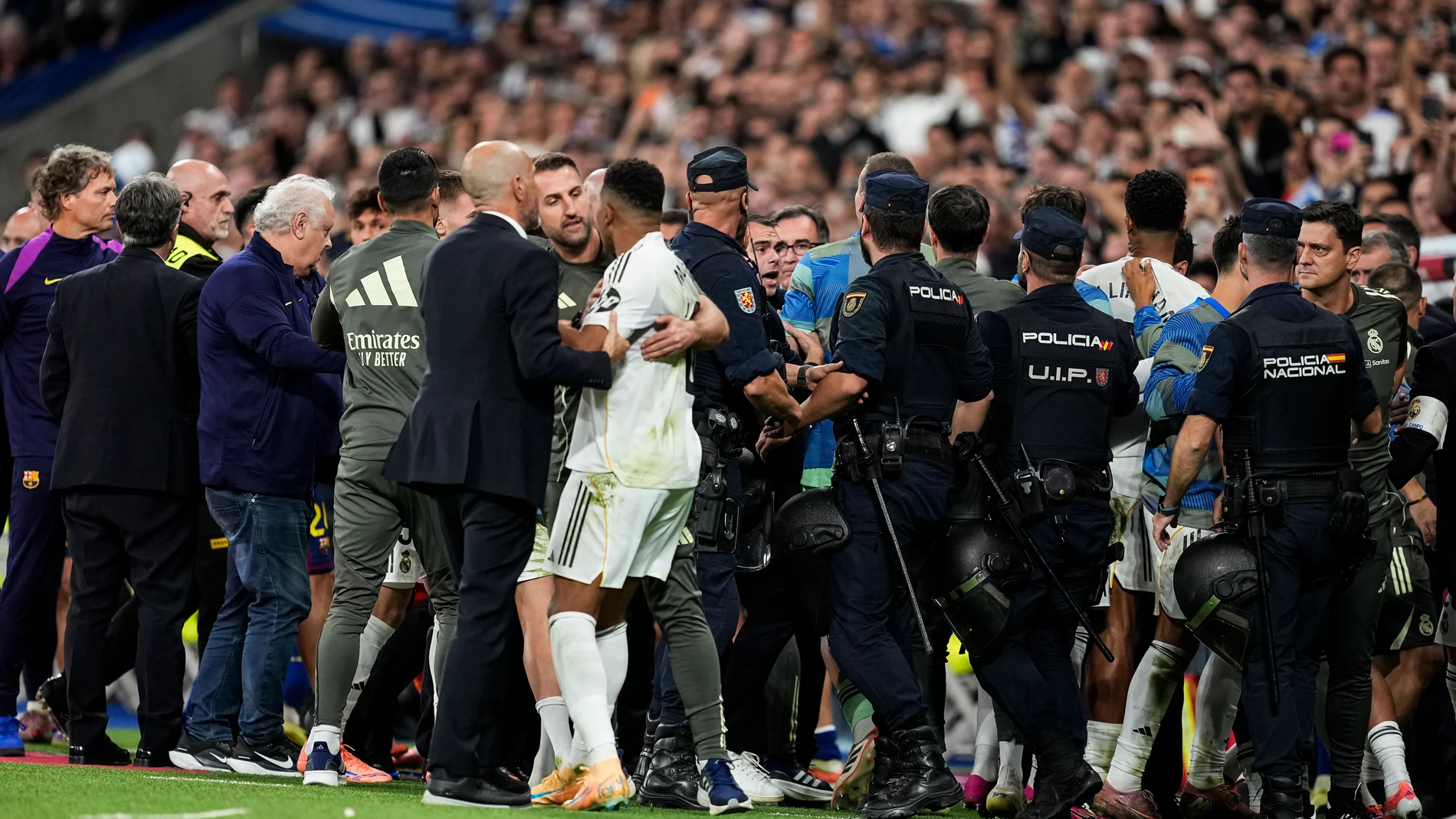 The players from Real Madrid and FC Barcelona clash at the end of the match and are separated by the police during the Spanish League, LaLiga EA Sports, football match played between Real Madrid C.F. and FC Barcelona at Santiago Bernabeu stadium on October 26, 2025, in Madrid, Spain. AFP7 26/10/2025 ONLY FOR USE IN SPAIN
