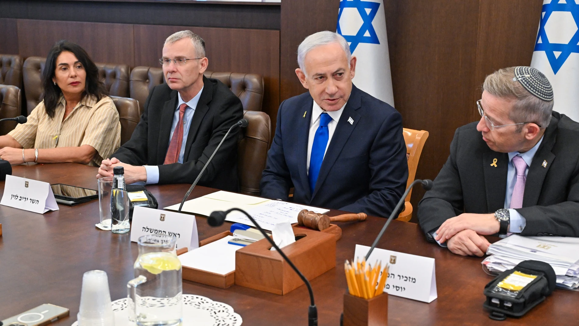 JERUSALÉN (ISRAEL), 26/10/2025.- El primer ministro israelí Netanyahu (2d) al inicio de la reunión de su gabinete este domingo. El Gobierno israelí informó este domingo al Tribunal Supremo que reexaminará el veto impuesto en octubre de 2023 a la entrada independiente de la prensa internacional e israelí a la Franja de Gaza, el cual sigue manteniendo más de dos años después y pese al alto el fuego. EFE/Gobierno israelí / - SOLO USO EDITORIAL/SOLO DISPONIBLE PARA ILUSTRAR LA NOTICIA QUE ACOMPAÑ...