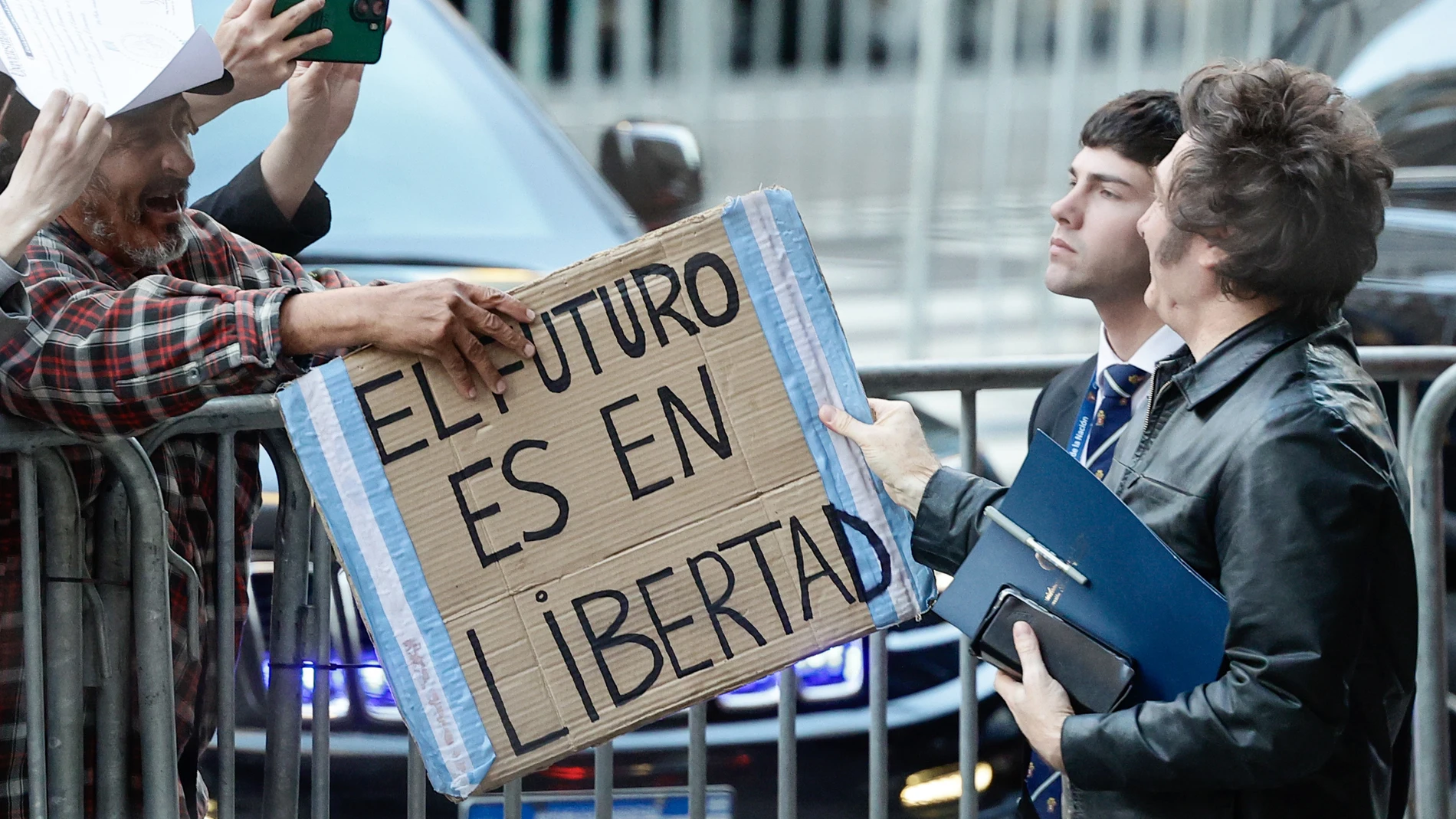 AME2159. BUENOS AIRES (ARGENTINA), 26/10/2025.- El presidente de Argentina, Javier Milei (d), llega al Hotel Libertador donde esperará los resultados de las elecciones legislativas este domingo, en Buenos Aires (Argentina). Las elecciones legislativas en Argentina registraron una participación del 66 %, según datos provisionales de la Cámara Nacional Electoral, una cifra que, de confirmarse, sería la más baja en más de 40 años, desde el regreso a la democracia tras la última dictadura militar...