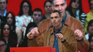 FOTODELDIA LE&Oacute;N, 26/10/2025.- El presidente del Gobierno y secretario general del PSOE, Pedro S&aacute;nchez,, ha participado este este domingo la precampa&ntilde;a electoral de los socialistas en Castilla y Le&oacute;n, en un acto convocado en Le&oacute;n para respaldar la candidatura del candidato a la Presidencia de la Junta y actual alcalde de Soria, Carlos Mart&iacute;nez. EFE/ Javier Casares 