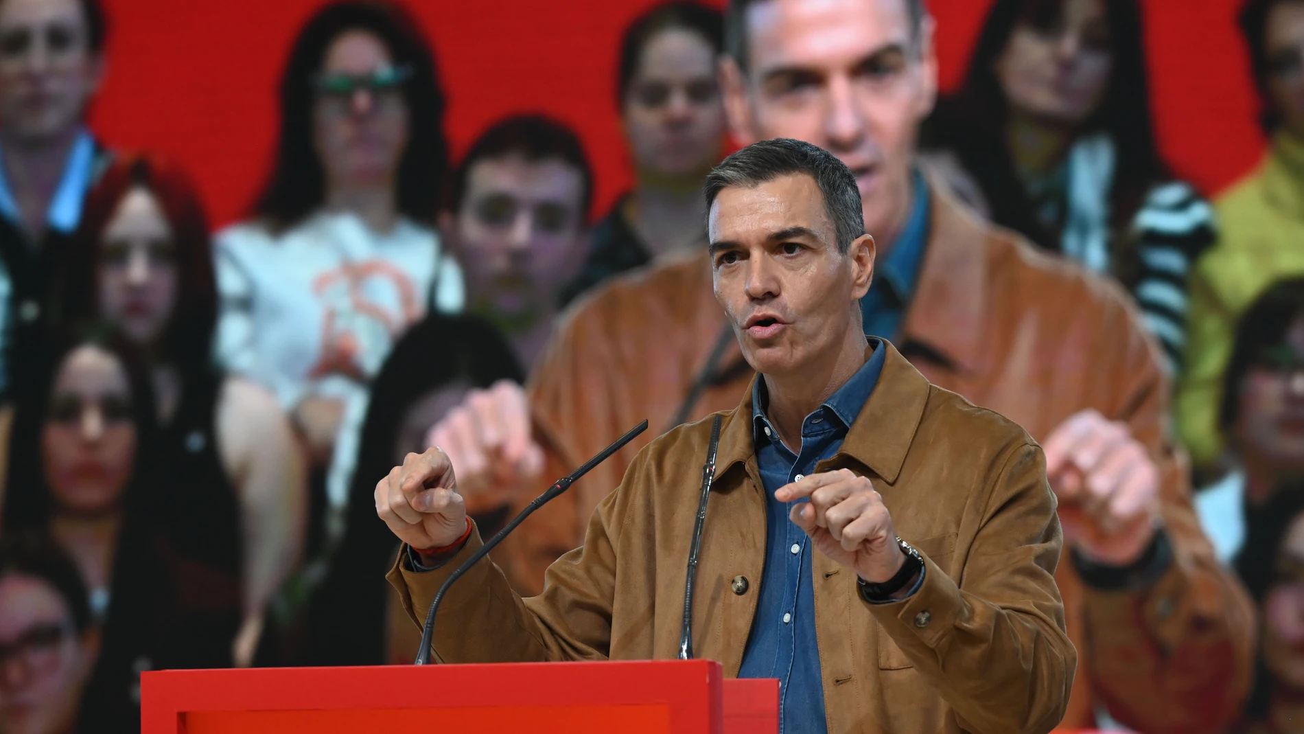 FOTODELDIA LEÓN, 26/10/2025.- El presidente del Gobierno y secretario general del PSOE, Pedro Sánchez,, ha participado este este domingo la precampaña electoral de los socialistas en Castilla y León, en un acto convocado en León para respaldar la candidatura del candidato a la Presidencia de la Junta y actual alcalde de Soria, Carlos Martínez. EFE/ Javier Casares