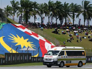 Una ambulancia, en el circuito de Sepang tras la caída de Rueda y Dettwiler SEPANG (Malaysia), 26/10/2025.- An ambulance is seen after crash involves Spanish Moto3 Rider Jose Antonio Rueda of Red Bull KTM Ajo and Swiss Moto3 rider Noah Dettwiler of CIP Green Power at the Malaysia Motorcycling Grand Prix in in Sepang, Malaysia, 26 October 2025. The 2025 Motorcycling Grand Prix of Malaysia is held at the Sepang International Circuit on 26 October 2025. (Motociclismo, Malasia) EFE/EPA/FAZRY ISMAIL