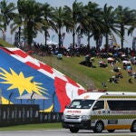 Una ambulancia, en el circuito de Sepang tras la caída de Rueda y Dettwiler