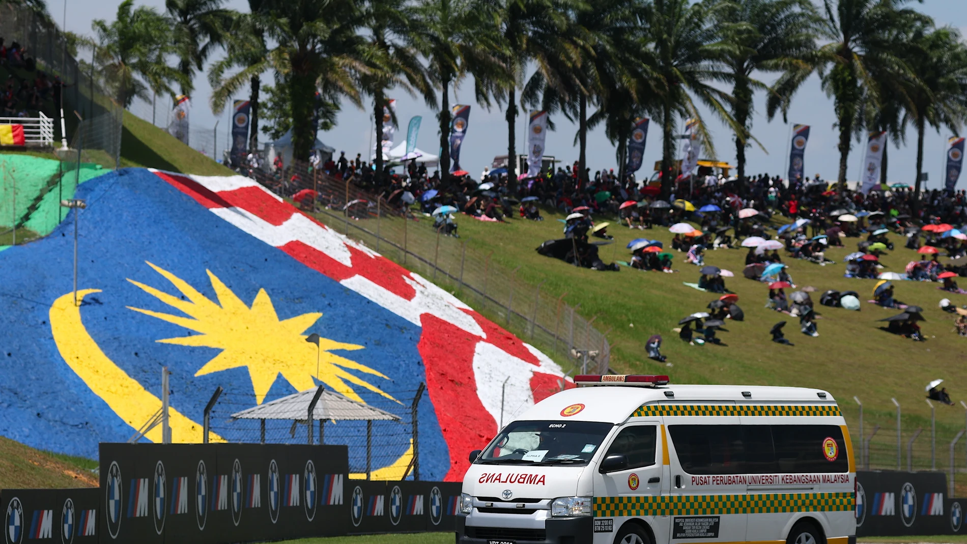 SEPANG (Malaysia), 26/10/2025.- An ambulance is seen after crash involves Spanish Moto3 Rider Jose Antonio Rueda of Red Bull KTM Ajo and Swiss Moto3 rider Noah Dettwiler of CIP Green Power at the Malaysia Motorcycling Grand Prix in in Sepang, Malaysia, 26 October 2025. The 2025 Motorcycling Grand Prix of Malaysia is held at the Sepang International Circuit on 26 October 2025. (Motociclismo, Malasia) EFE/EPA/FAZRY ISMAIL