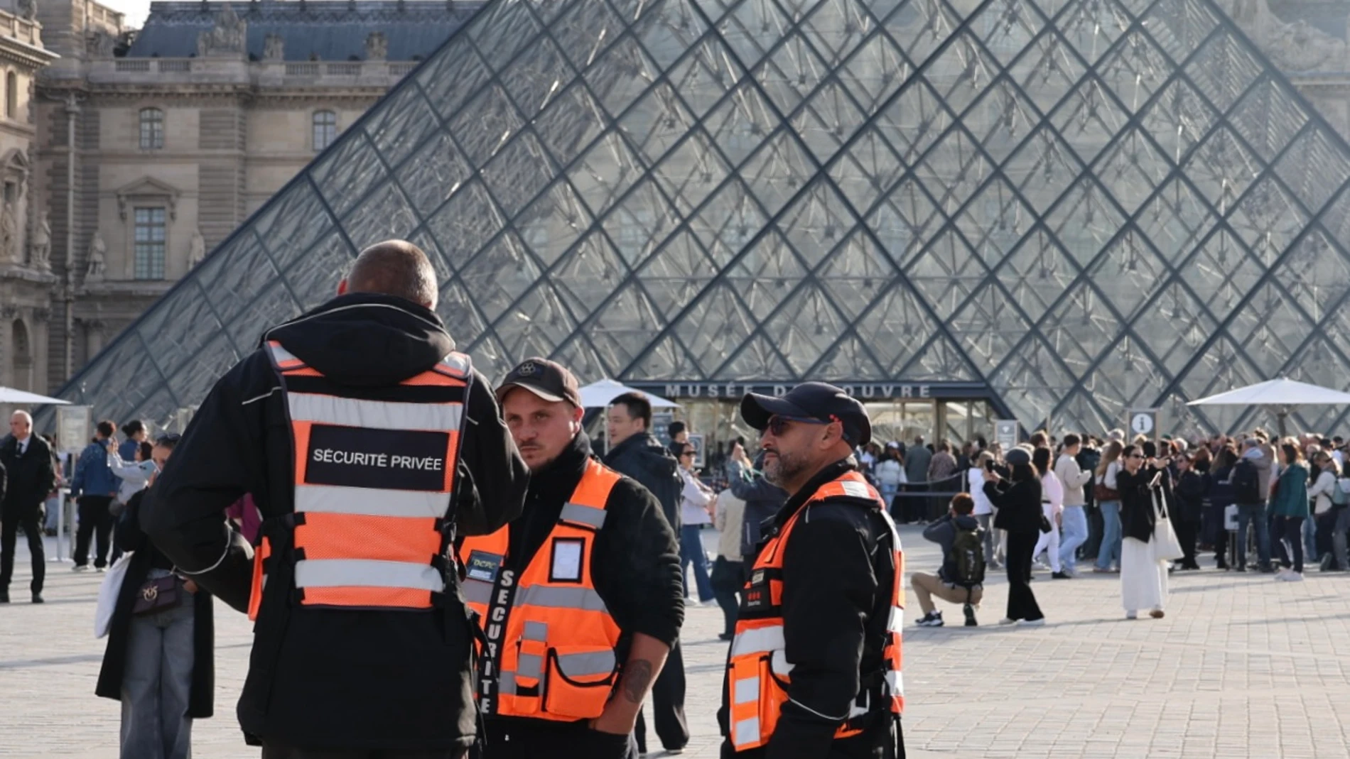 PARIS, Oct. 22, 2025 -- Security personnel patrol outside the Louvre Museum in Paris, France, Oct. 22, 2025. The Louvre Museum reopened to visitors on Wednesday morning, three days after a jewelry theft that caused extensive losses. Europa Press/Contacto/Zhang Baihui 22/10/2025 ONLY FOR USE IN SPAIN