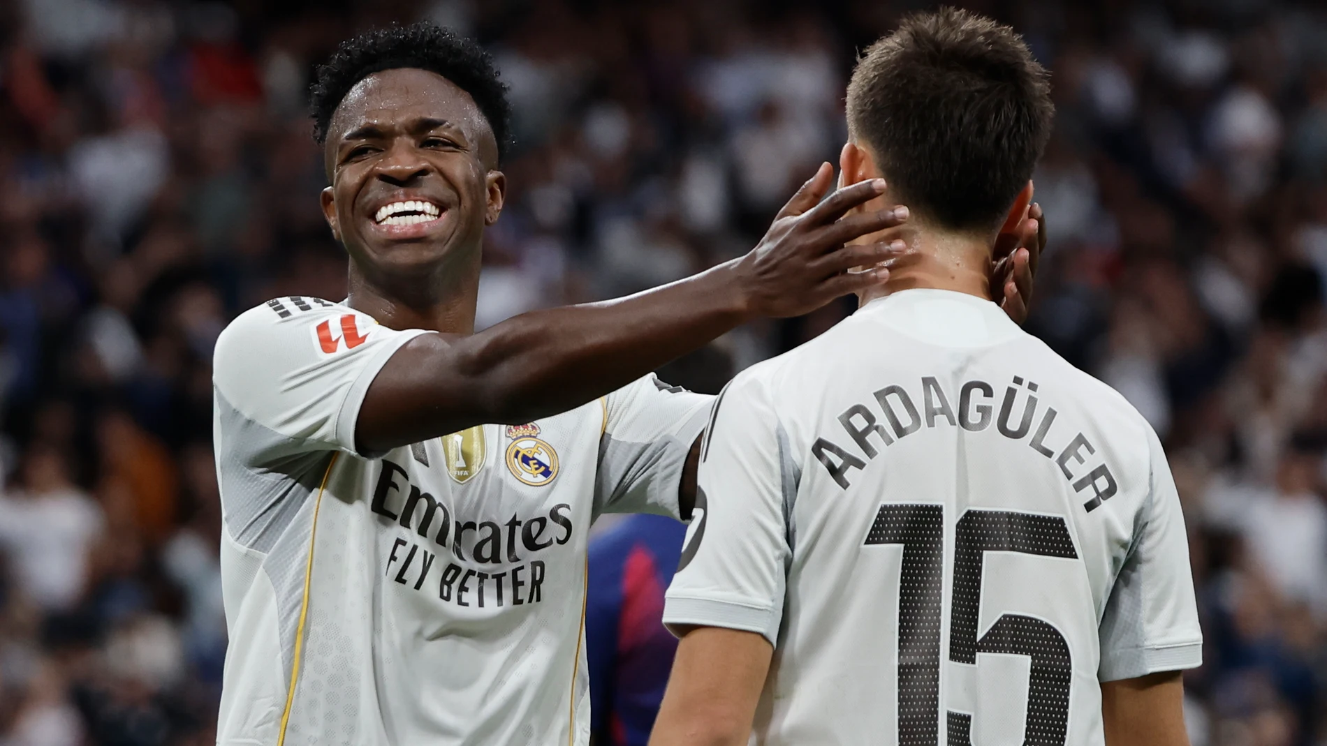MADRID,26/10/2025.- El delantero del Real Madrid Vinicius Jr y el centrocampista Arda Guler, durante el partido de la décima jornada de LaLiga EA Sports, que Real Madrid y FC Barcelona disputan este domingo en el estadio Santiago Bernabéu.EFE/ Sergio Pérez