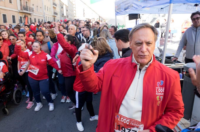 García Carbayo da el pistoletazo de salida a la XVI edición de la Carrera Popular y Solidaria de los 1.000 pasos de Aviva