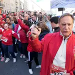 García Carbayo da el pistoletazo de salida a la XVI edición de la Carrera Popular y Solidaria de los 1.000 pasos de Aviva