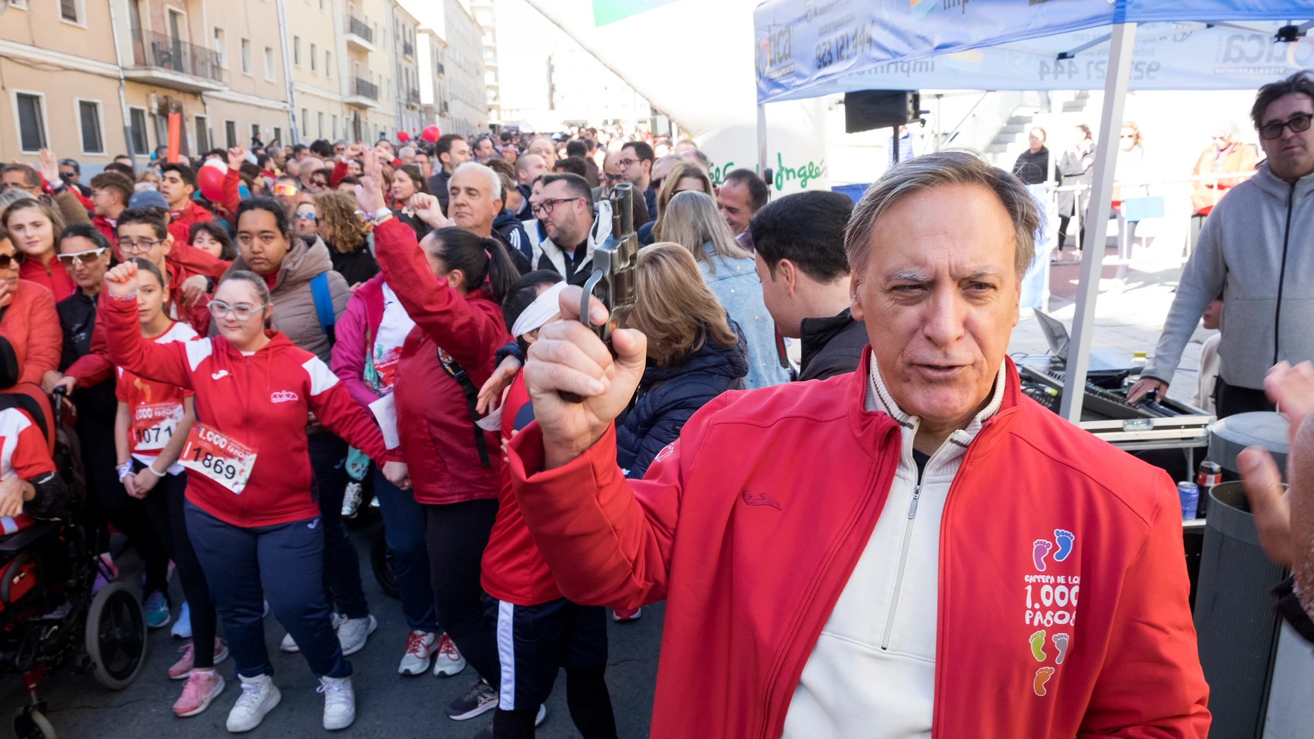 García Carbayo da el pistoletazo de salida a la XVI edición de la Carrera Popular y Solidaria de los 1.000 pasos de Aviva