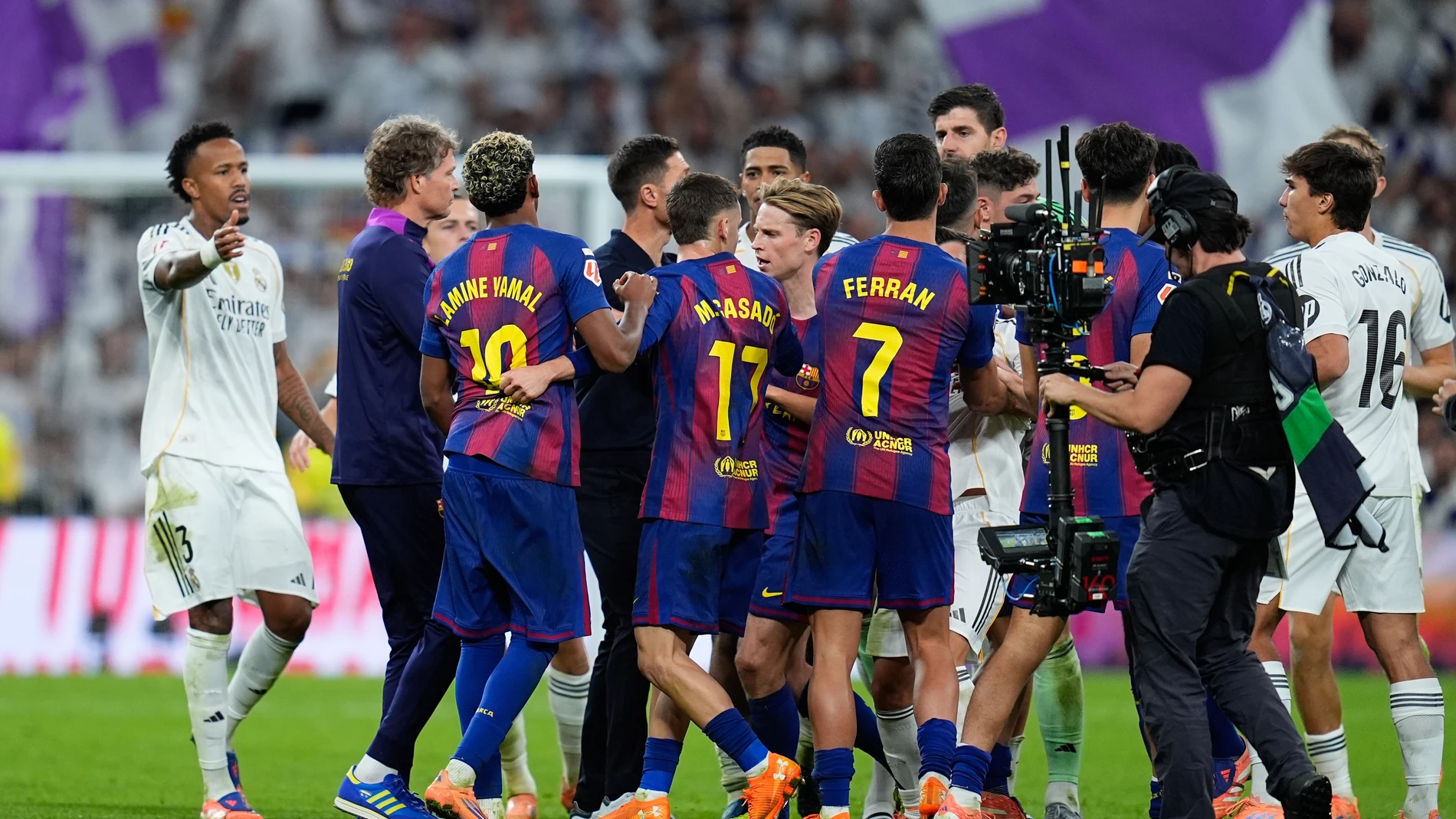 Lamine Yamal of FC Barcelona fight with players of Real Madrid CF during the Spanish League, LaLiga EA Sports, football match played between Real Madrid C.F. and FC Barcelona at Santiago Bernabeu stadium on October 26, 2025, in Madrid, Spain. AFP7 26/10/2025 ONLY FOR USE IN SPAIN