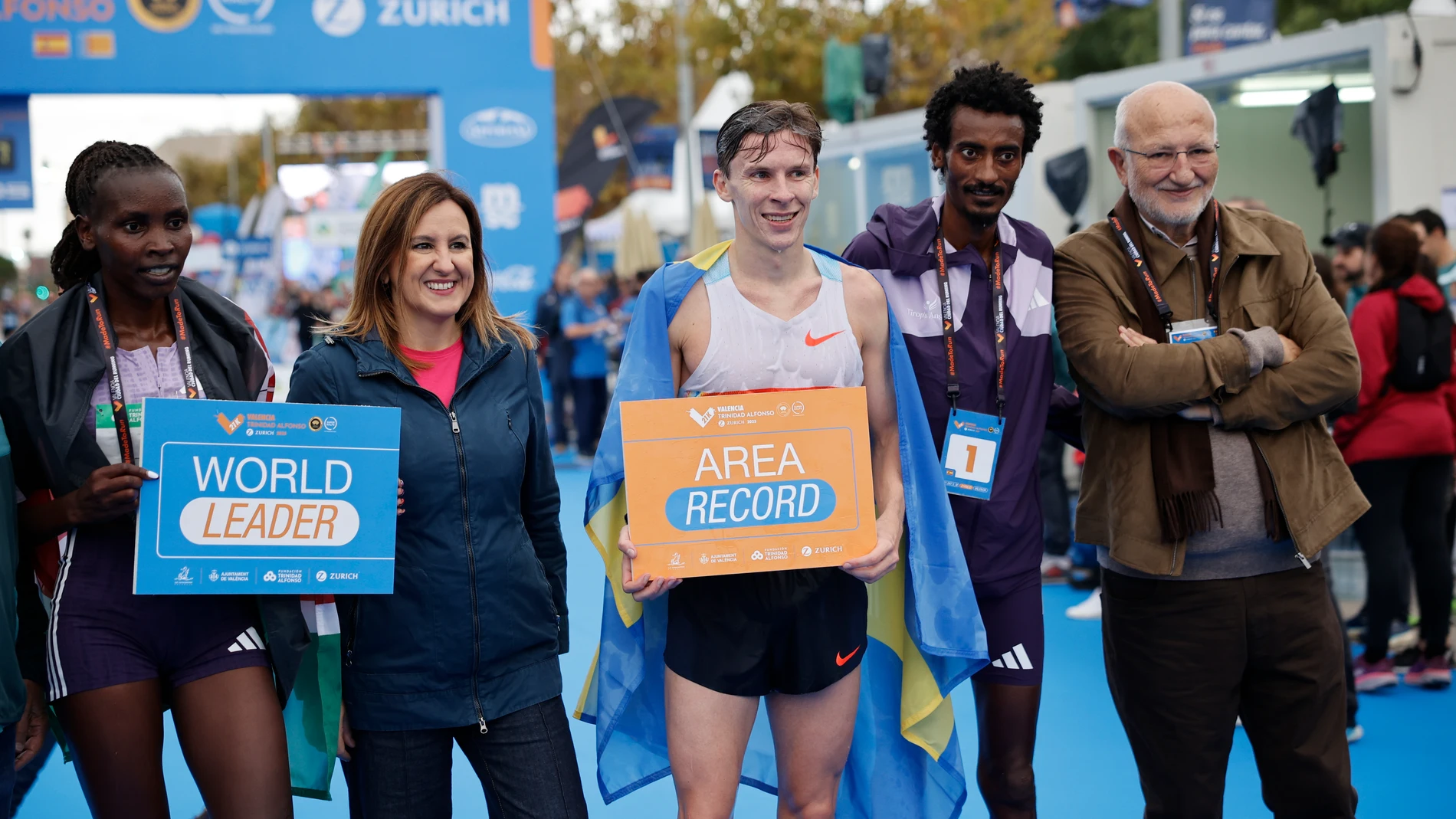 VALENCIA (ESPAÑA), 26/10/2025.- Los ganadores del Medio Maratón de Valencia disputado este domingo el fondista etíope, Yomif Kejelcha (2d) y la atleta keniana Agnes Ngetich (i) junto con el atleta sueco Andreas Almgren (c), nuevo récord de Europa, y el presidente de Mercadona, Juan Roig (d) posan para los medios al término de la carrera. EFE/ Biel Aliño