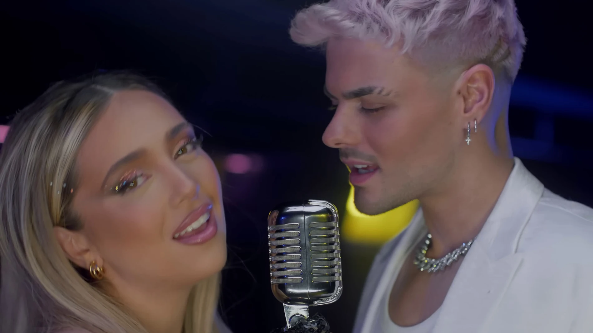 Ana Mena y Abraham Mateo en el videoclip de 'Quiero decirte'