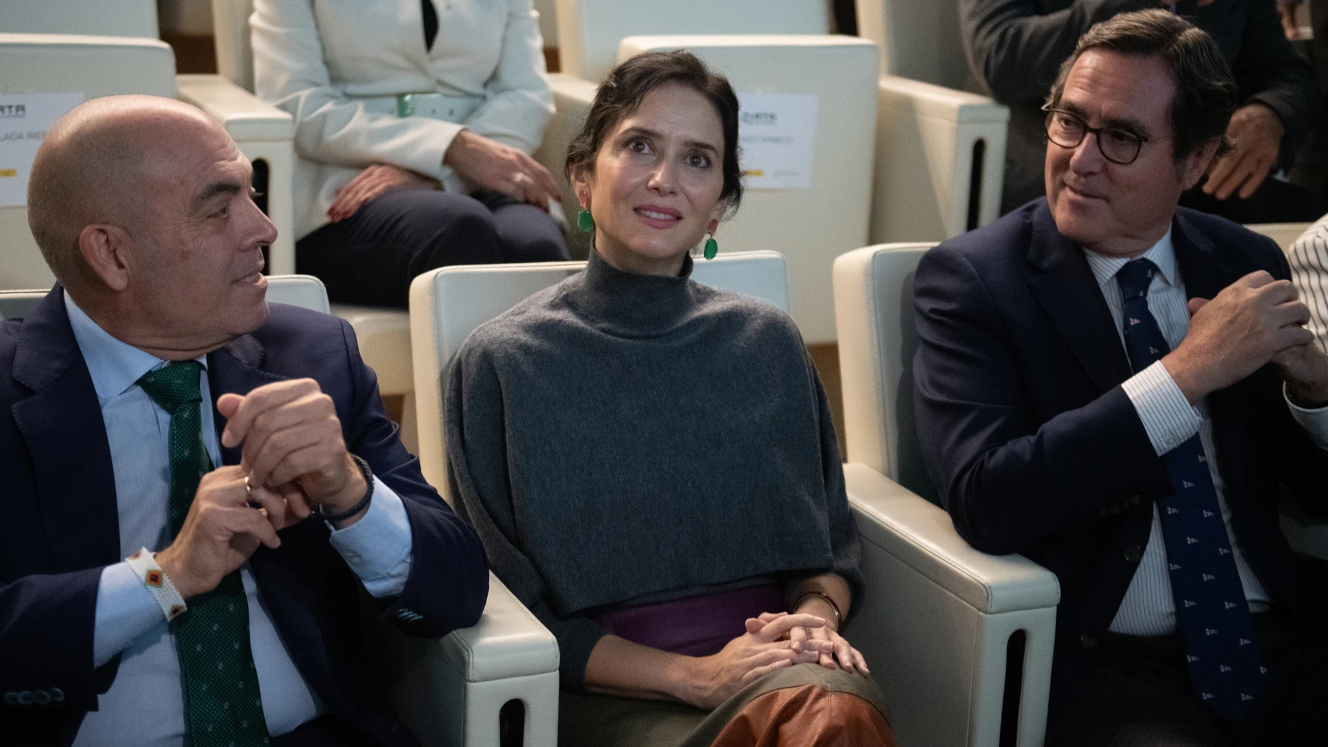 (I-D) El presidente de ATA, Lorenzo Amor; la presidenta de la Comunidad de Madrid, Isabel Díaz Ayuso, y el presidente de la CEOE, Antonio Garamendi, durante la gala de los XXIV Premios Autónomo del Año, en el Auditorio Santander, a 27 de octubre de 2025, en Madrid (España). La Federación Nacional de Asociaciones de Trabajadores Autónomos (ATA) ha entregado sus premios Autónomo del Año, que se celebran de manera anual desde hace 24 años. Estos galardones se entregan como reconocimiento a las m...