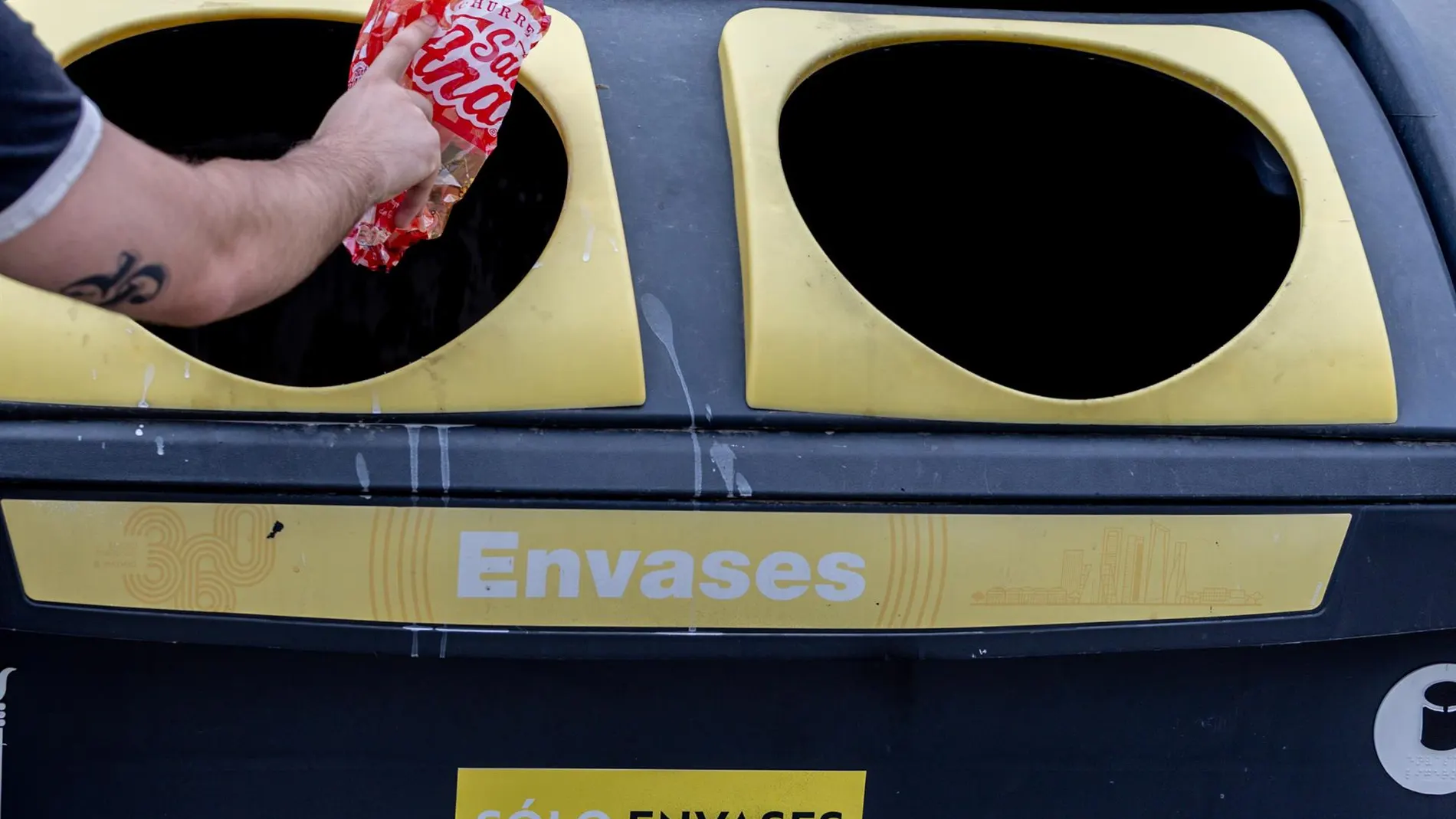 MADRID.-La oposición pedirá en el Pleno de Cibeles que la tasa de basuras contemple el reciclaje y la generación de residuos