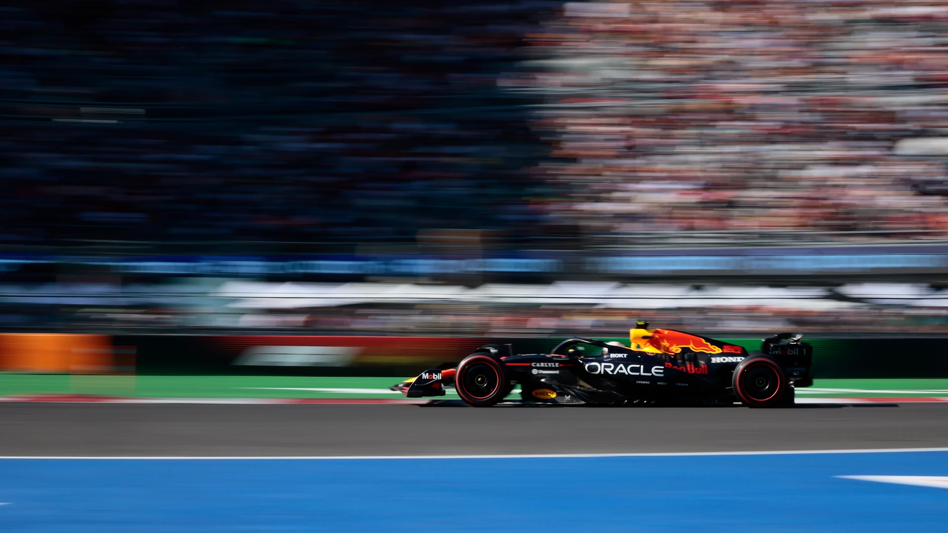 AMDEP7965. CIUDAD DE MÉXICO (MÉXICO), 26/10/2025.- El japonés Yuki Tsunoda de Red Bull Racing, compite en el Gran Premio de México de la Fórmula Uno este domingo, en el Autódromo Hermanos Rodríguez en Ciudad de México (México). EFE/ José Méndez