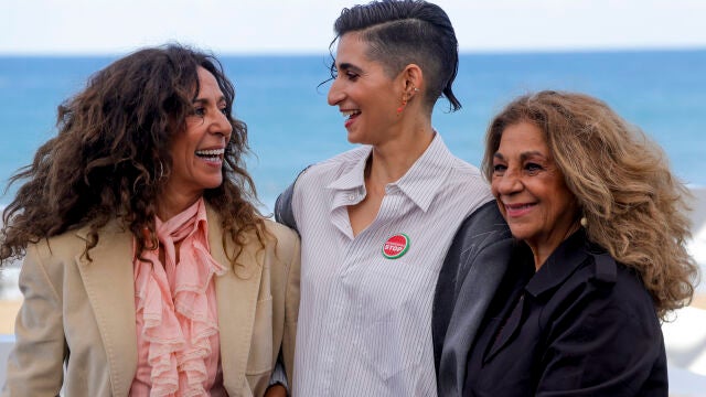 Rosario, Alba y Lolita Flores, en San Sebastián