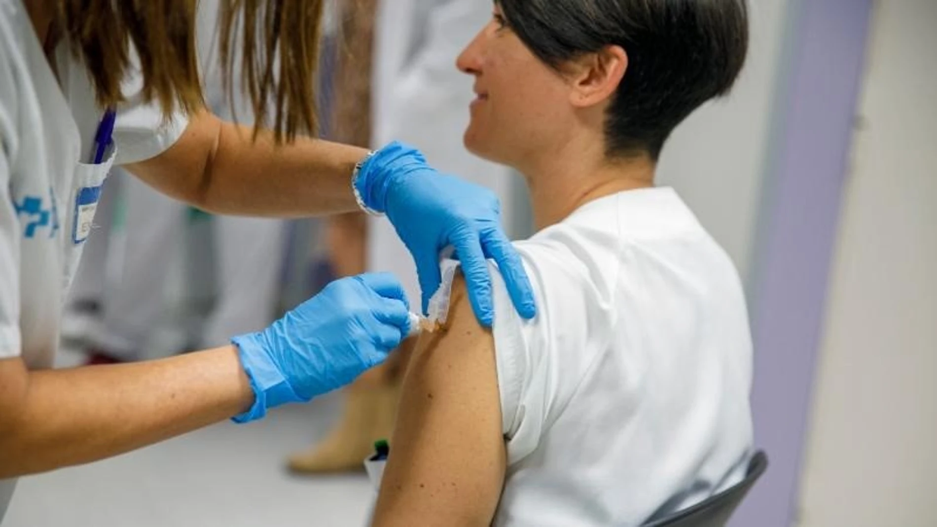 La Consejera de Salud y Políticas Sociales, María Martín, presenta la campaña de vacunación de Gripe y Covid destinada a profesionales de centros sanitarios y sociosanitarios REMITIDA / HANDOUT por GOBIERNO RIOJANO Fotografía remitida a medios de comunicación exclusivamente para ilustrar la noticia a la que hace referencia la imagen, y citando la procedencia de la imagen en la firma 27/10/2025