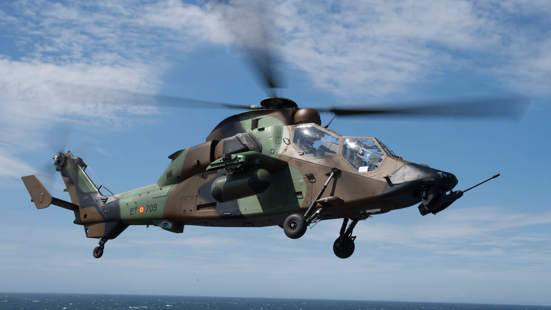 Helicóptero en pleno despegue desde la cubierta de un navío