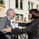 La ministra de Ciencia, Innovación y Universidades, Diana Morant, es recibida por el delegado territorial de la AEMET en la Comunidad Valenciana, Jorge Tamayo, a su llegada a la sede de la Delegación Territorial de la Agencia Estatal de Meteorología (Aemet) en la Comunitat Valenciana, este lunes, en Valencia.
