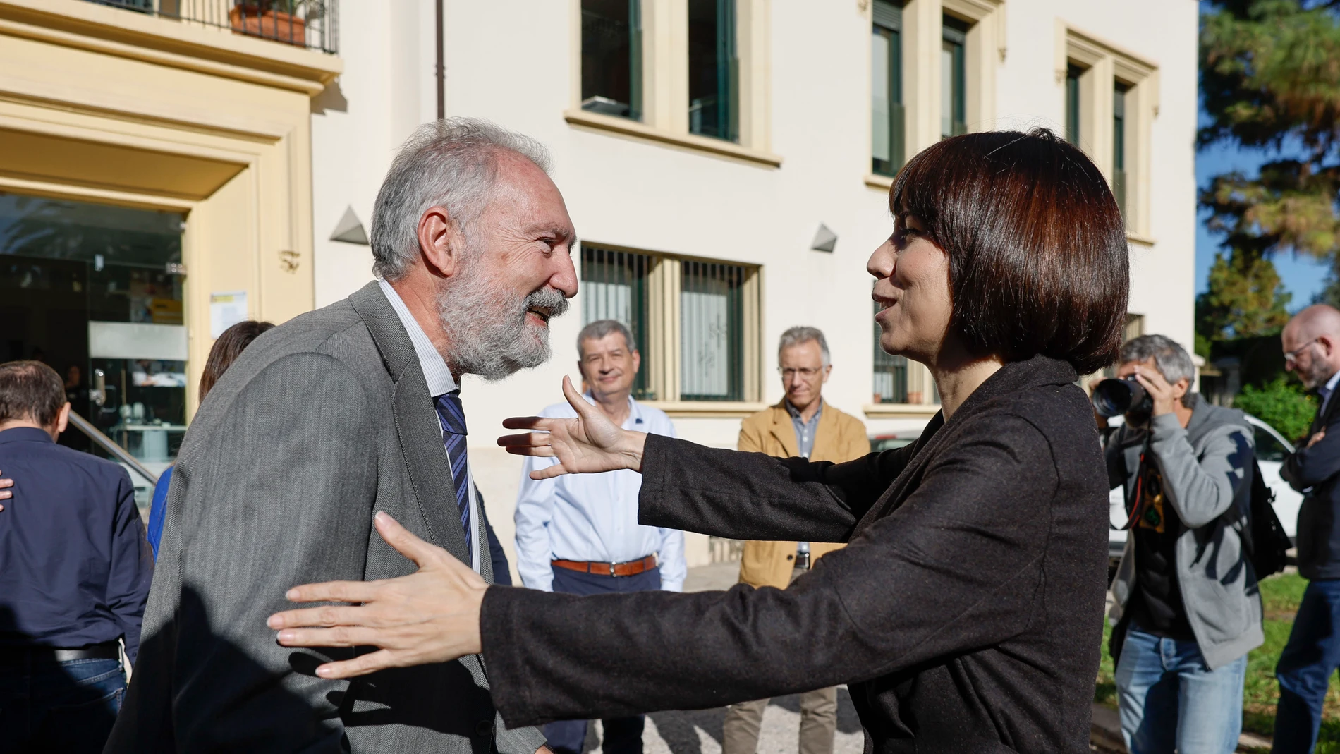 La ministra de Ciencia, Innovación y Universidades, Diana Morant, es recibida por el delegado territorial de la AEMET en la Comunidad Valenciana, Jorge Tamayo, a su llegada a la sede de la Delegación Territorial de la Agencia Estatal de Meteorología (Aemet) en la Comunitat Valenciana, este lunes, en Valencia.