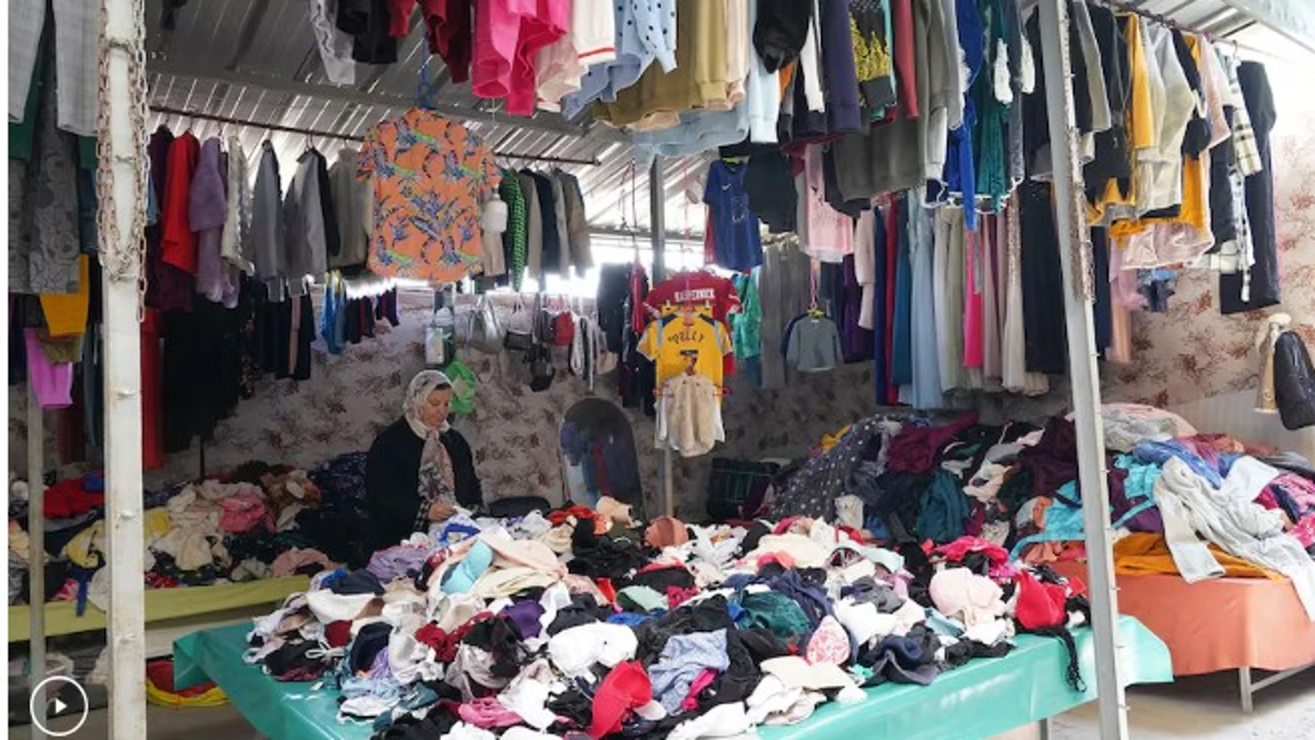 Una de las tiendas del bazar de Kenitra