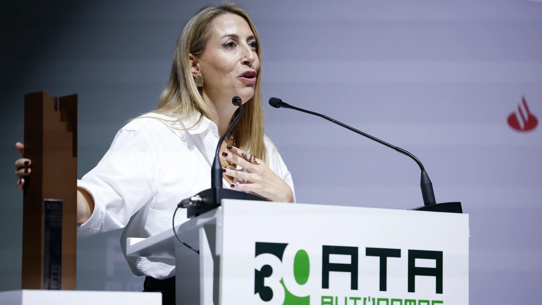 MADRID, 27/10/2025.- La presidenta de la Junta de Extremadura, María Guardiola, interviene durante la entrega de los XXIV premios Autónomo del Año en Madrid, este lunes. EFE/Javier Lizón