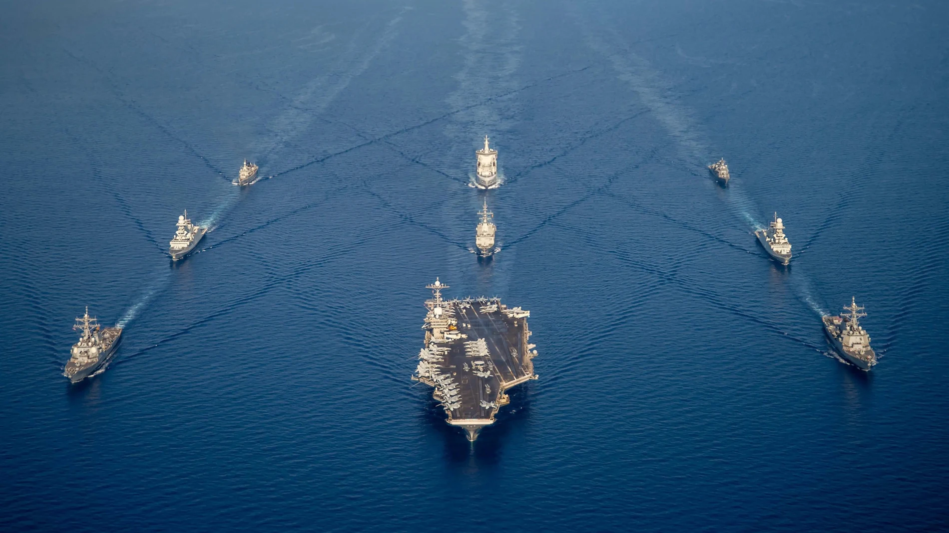 Barcos navegando en formación