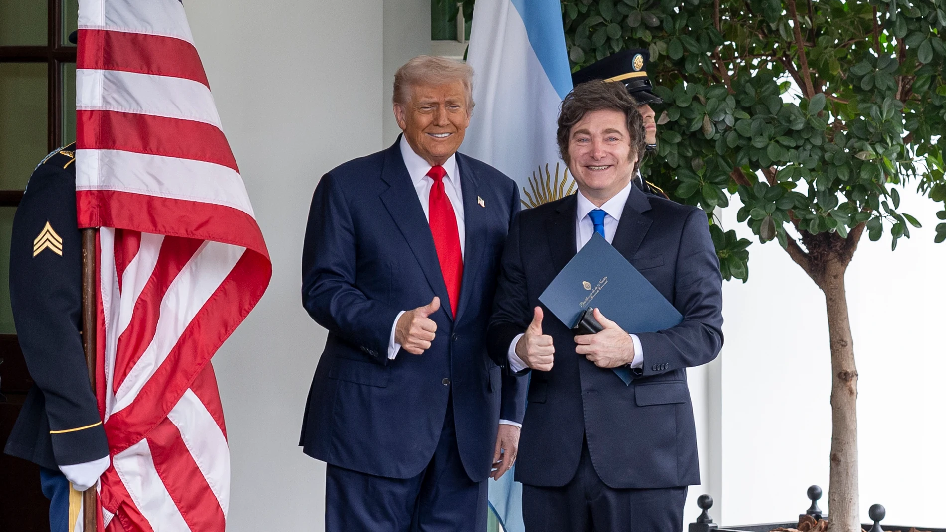 October 14, 2025, Washington, District Of Columbia, United States: S. President Donald Trump greets Argentine President Javier Milei as he arrives at the West Wing of the White House for a working lunch on October 14, 2025, in Washington D.C. The visit follows the announcement of a 0 billion currency swap agreement between the U.S. Treasury and Argentina, aimed at supporting the Argentine economy. Europa Press/Contacto/Mehmet Eser 14/10/2025 ONLY FOR USE IN SPAIN